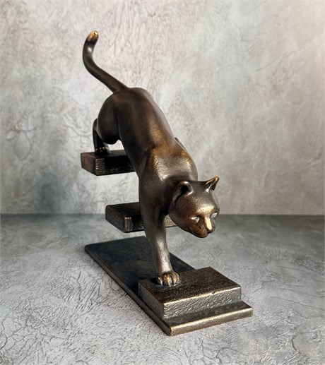 Кот, спускающийся по лестнице ж-3927445725